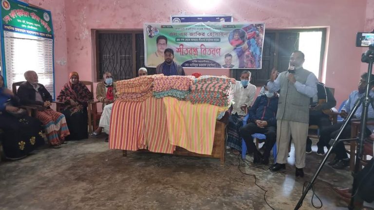 বড়লেখার বর্নীতে শীতার্তদের মাঝে কম্বল বিতরন