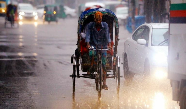 বড়লেখায় মুষলধারে বৃষ্টিতে জনজীবন বিপর্যস্ত