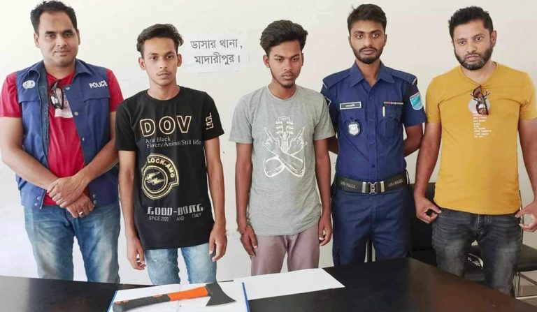 মাদারীপুরের ডাসারে কিশোর গ্যাংয়ের সদস্য দেশীয় অস্ত্রসহ আটক ২