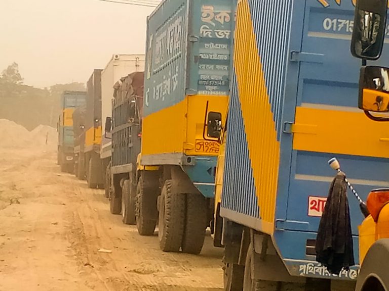 ঢাকা বাইপাস রোডে তিব্র যানজট, সুজোগ বুজে করছে ডাকাতি