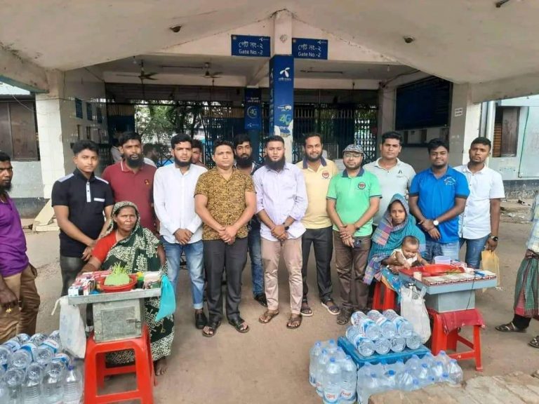 অসহায় ভিক্ষুকদের কর্মসংস্থান করে দিলেন পুলিশ সদস্য জীবন মাহমুদ