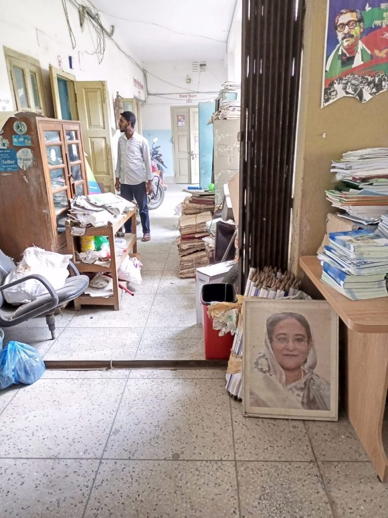 অভয়নগরে উপজেলা স্বাস্থ্য কমপ্লেক্সে প্রধানমন্ত্রীর ছবি অবমাননার অভিযোগ।