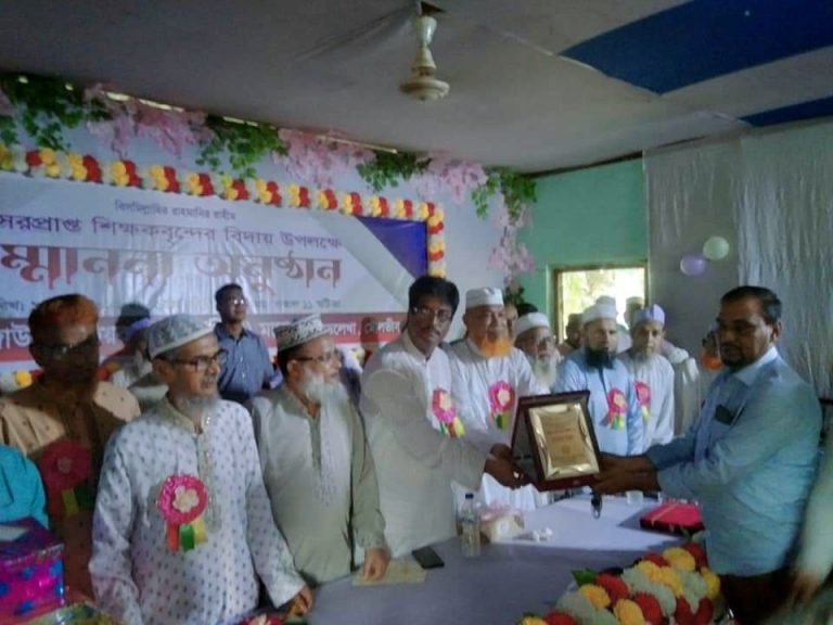 বড়লেখায় চার শিক্ষককে বিদায়ী সংবর্ধনা প্রদান