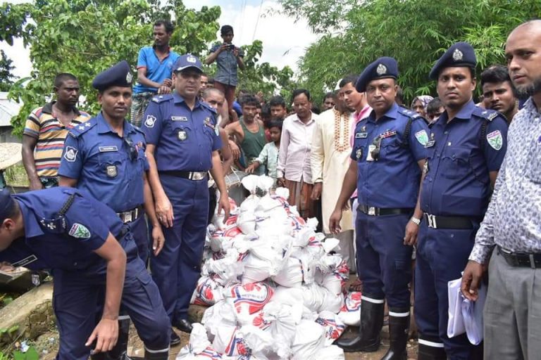 বড়লেখায় জেলা পুলিশের ত্রাণ বিতরণ