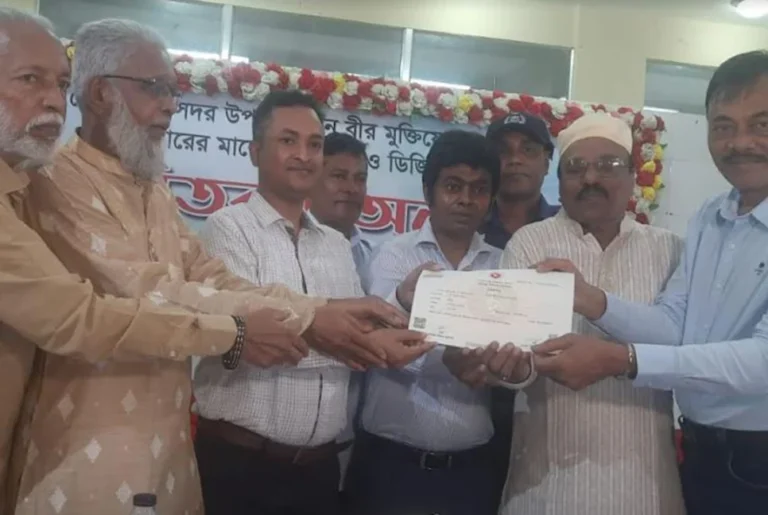 নোয়াখালীতে মুক্তিযোদ্ধাদের স্মার্ট কার্ড ও ডিজিটাল সনদপত্র বিতরণ