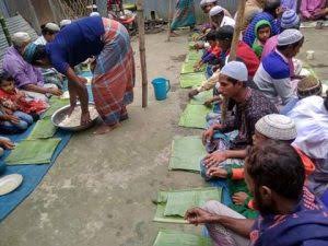 বড়লেখায় বিলুপ্তির পথে কলার পাতায় খাওয়ার প্রচলন