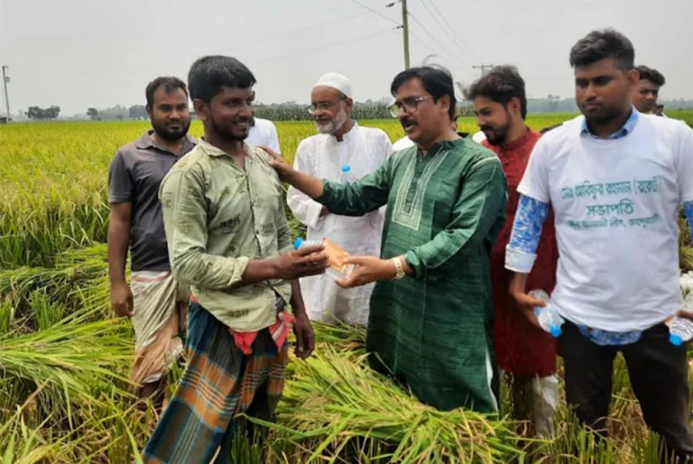 জয়পুরহাটে কৃষকদের মাঝে ঠান্ডা পানি ও স্যালাইন বিতরণ