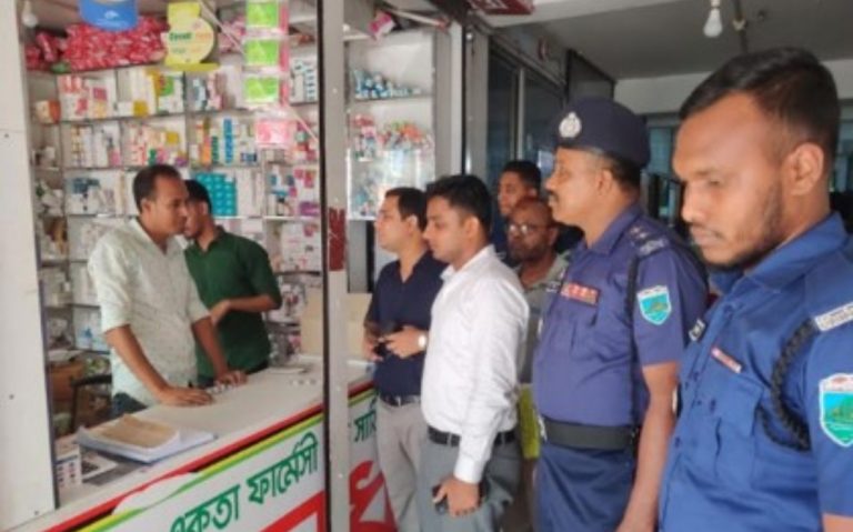প্রেসক্রিপশন ছাড়া এন্টিবায়োটিক বিক্রি, ফার্মেসি মালিককে জরিমানা