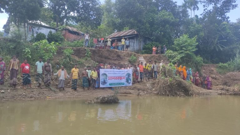 সুনামগঞ্জের দোয়ারাবাজারে অবৈধভাবে বালু উত্তোলনের প্রতিবাদে মানববন্ধন