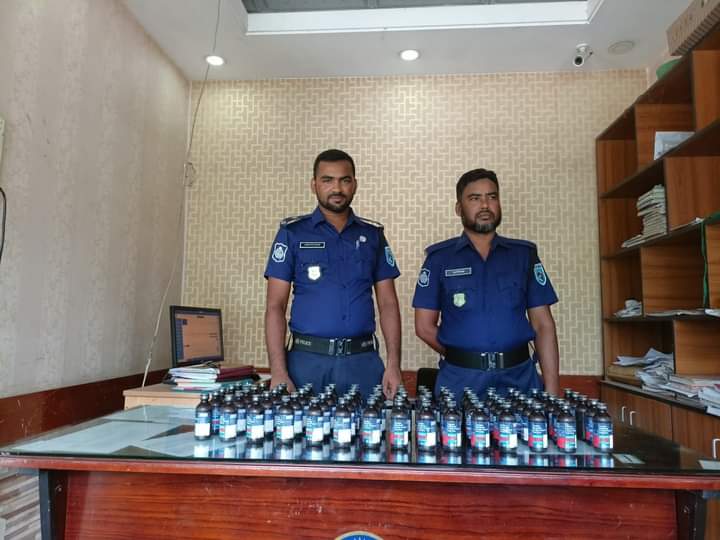 আদিতমারীতে পরিত্যক্ত অবস্থায় ৭৫ বোতল ফেন্সিডিল উদ্ধার।