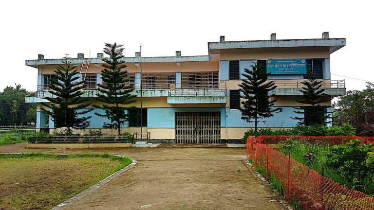 দুমকিতে কর্মকর্তাশূণ্য প্রাণী সম্পদ অফিস