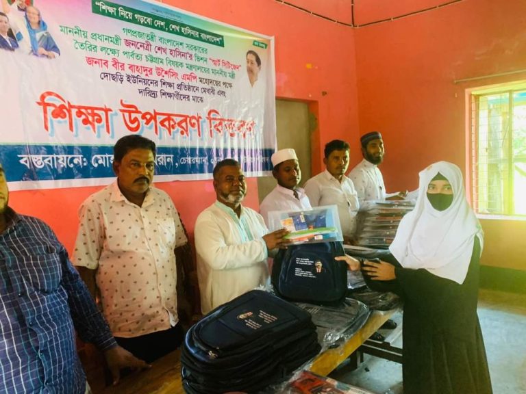 নাইক্ষ্যংছড়ি দোছড়ি আদর্শ দাখিল মাদরাসার মেধাবী শিক্ষার্থীদের মাঝে শিক্ষা উপকরণ বিতরণ করেন জননেতা জনাব মোহাম্মদ ইমরান।