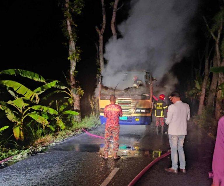 রাজশাহীর পুঠিয়ায় শ্রমিকবাহী বাসে আগুন