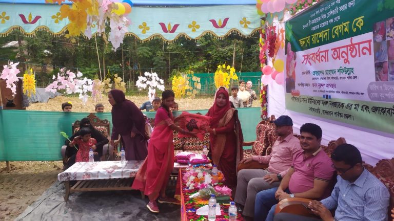 নাইক্ষ্যংছড়িতে গর্ভবতী মহিলাদের বিনামূল্যে ডেলিভারি সেবা দেওয়ায় ইউপি সদস্য রাশেদা বেগমকে সংবর্ধনা