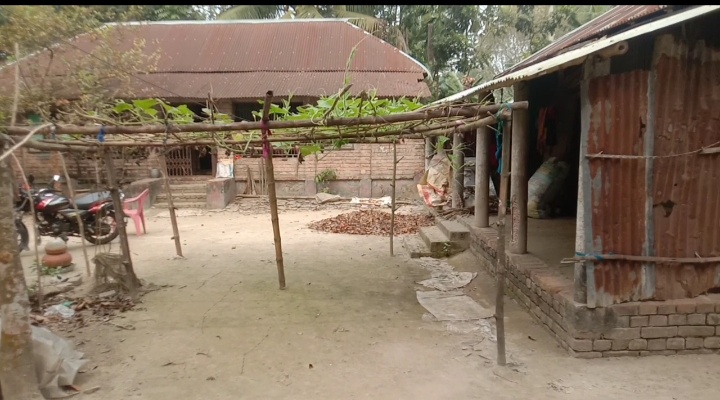 নড়াইলের লোহাগড়াতে শহীদ পরিবারের বিধবা নারীর ২৮ বছরের বসবাসরত ভিটা থেকে জাল দলিল দেখিয়ে উচ্ছেদের হুমকি