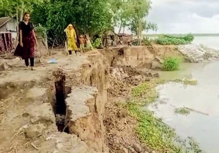 নড়াইলে মধুমতী নদীর ভাঙনে দিশাহারা কয়েকশো পরিবার