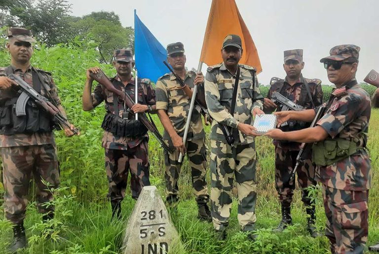 পাঁচবিবি সীমান্তে বিজিবি-বিএসএফ ঈদ শুভেচ্ছা বিনিময়