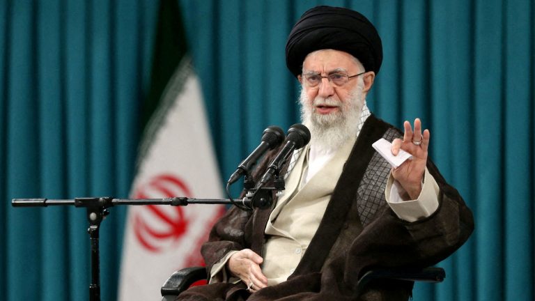 ট্রাম্পের প্রত্যাবর্তন, চ্যালেঞ্জের মুখে খামেনি