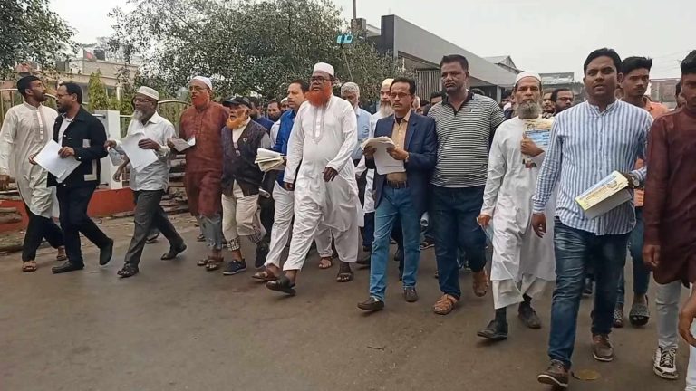 আমতলীতে বিএনপির ভারপ্রাপ্ত চেয়ারম্যান তারেক রহমানের ঘোষিত ৩১ দফার লিফলেট বিতরণ