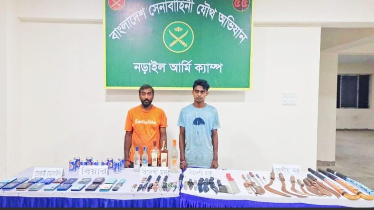 নড়াইলে যৌথ বাহিনীর অভিযানে লক্ষীভান্ডার থেকে দেশীয় অস্ত্র, বিদেশী মদসহ চোরাই মোবাইল জব্দ আটক ২