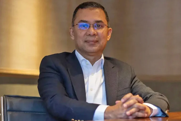 লন্ডনে হিথ্রো বিমানবন্দরে পৌঁছেছেন তারেক রহমান