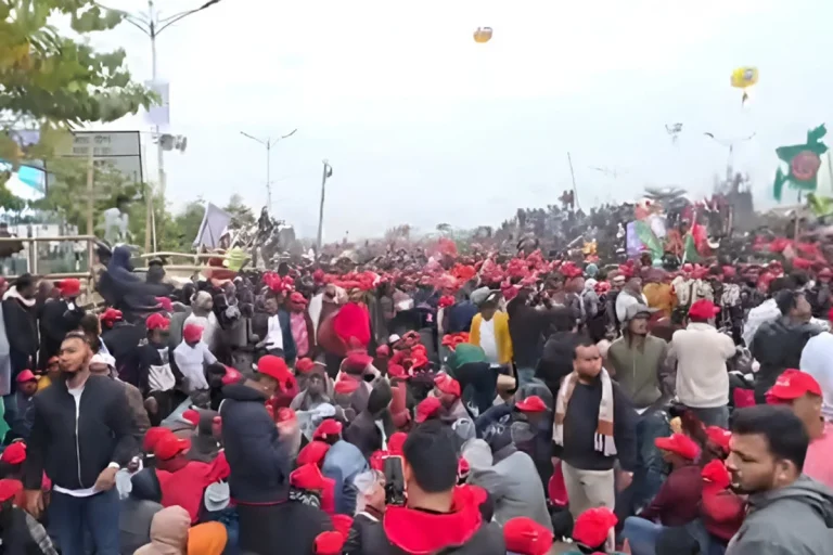 তীব্র শীত উপেক্ষা করে জনসমুদ্রে পরিণত ৩০০ ফিট এলাকা