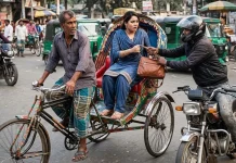 ব্যাগ ধরে টান ছিনতাইকারীর, রিকশা থেকে পড়ে শিক্ষিকার মৃত্যু