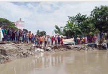 নড়াইলের নদীভাঙন রোধে ব্যবসায়ী ও এলাকাবাসীর মানববন্ধন