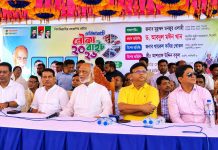 আড়িয়াল খাঁ নদীতে ঐতিহ্যবাহী নৌকা বাইচ অনুষ্ঠিত