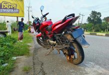 স্বামীর মোটরসাইকেলে ওড়না পেঁচিয়ে পড়ে প্রাণ গেল নারীর