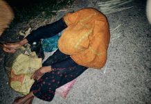 পটুয়াখালীতে রাস্তার মাঝেই বৃদ্ধা আম্বিয়ার মানবেতর জীবন