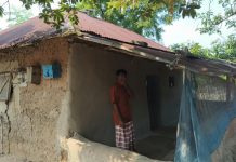 সাপাহারে জরাজীর্ণ মাটির মসজিদে নামাজ আদায়ে ভোগান্তি, সংস্কারের দাবি