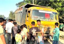 লক্ষ্মীপুরে ড্রাম-ট্রাকের চাপায় ভ্যানচালক নিহত, জনতার সড়ক অবরোধ