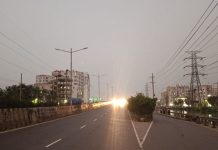 এক মাস ধরে অন্ধকার যাত্রাবাড়ী-ডেমরা সড়ক ল্যাম্পপোস্ট